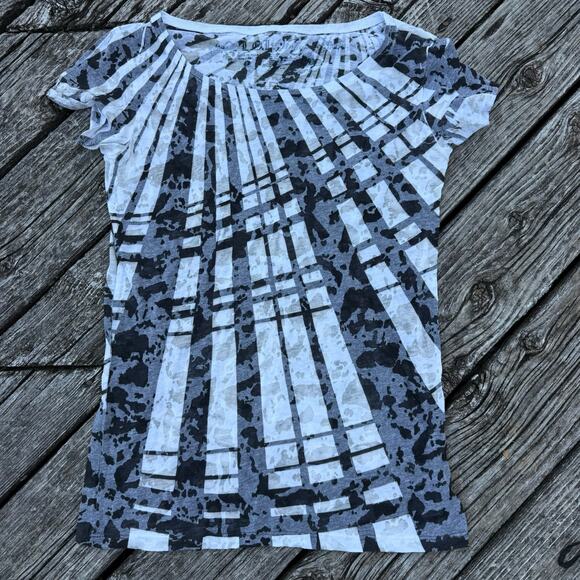 Edgy Graphic Print Top - Abstract Sunburst Design - Medium - Picture 1 of 5